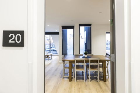 Q Squared Serviced Apartments - E Caravan Parks 3