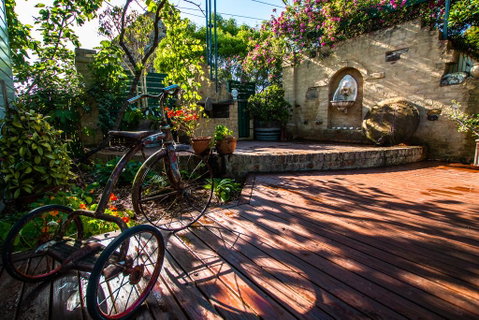 Queen Bee Cottage, Milton - E Caravan Parks 2