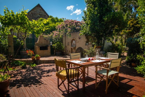 Queen Bee Cottage, Milton - E Caravan Parks 1