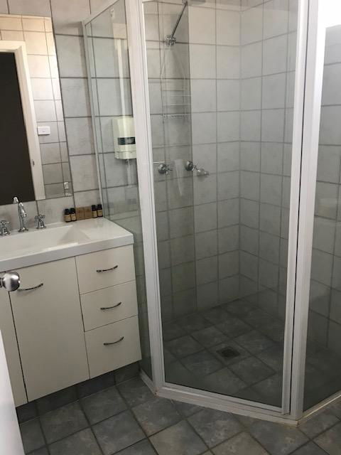 RAILWAY HOTEL MOTEL - E Caravan Parks 1