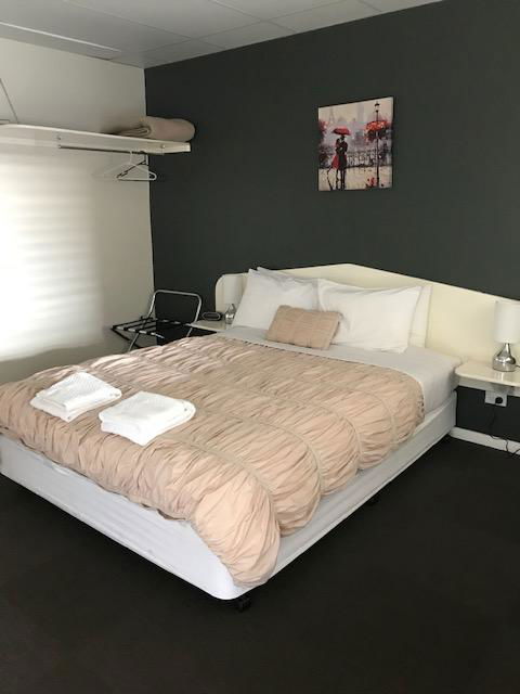 RAILWAY HOTEL MOTEL - E Caravan Parks 3