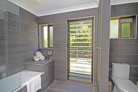Red Door Beach House - Marcoola Beach - PET FRIENDLY, FOXTEL, WIFI, 500 BOND, Linen Supplied - E Caravan Parks 3