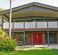 Red Door Beach House - Marcoola Beach - PET FRIENDLY FOXTEL WIFI 500 BOND Linen Supplied - E Caravan Parks
