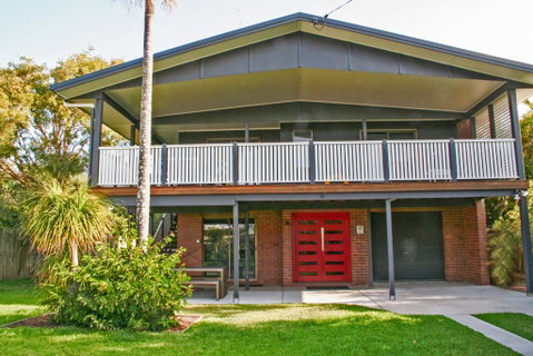 Red Door Beach House - Marcoola Beach - PET FRIENDLY, FOXTEL, WIFI, 500 BOND, Linen Supplied - E Caravan Parks 0