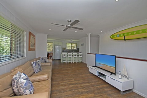 Red Door Beach House - Marcoola Beach - PET FRIENDLY, FOXTEL, WIFI, 500 BOND, Linen Supplied - E Caravan Parks 2