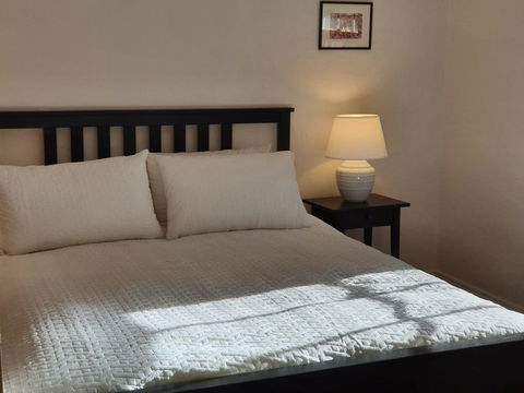 Redruth - 2 Bedroom Cottage Situated In Wandiligong - E Caravan Parks 3