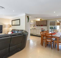 RELAXED COASTAL GETAWAY // MOMENTS TO WATERFRONT - E Caravan Parks