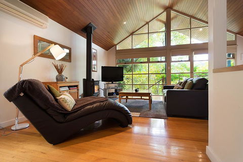 Romantic Treehouse Getaway - E Caravan Parks 0