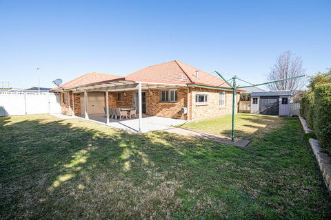 Roselawn Entertainer Large & Luxurious, Sleeps 12 - E Caravan Parks 3