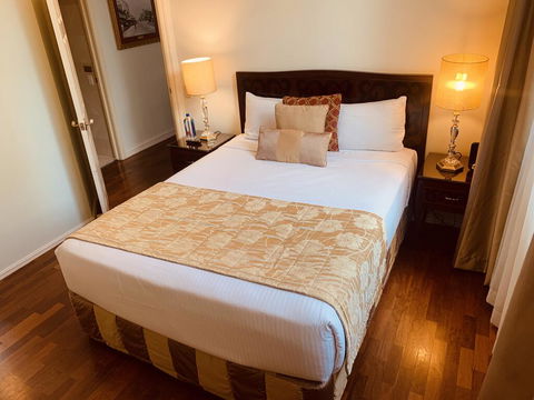 Royal Albert Hotel - E Caravan Parks 2