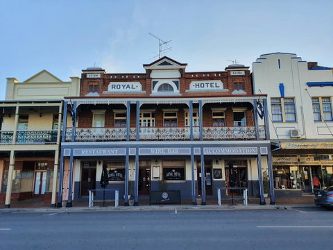 Royal Hotel - E Caravan Parks 0