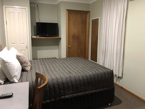 Roydons Motor Inn - E Caravan Parks 3
