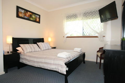 Safety Bay Guest House - E Caravan Parks 1