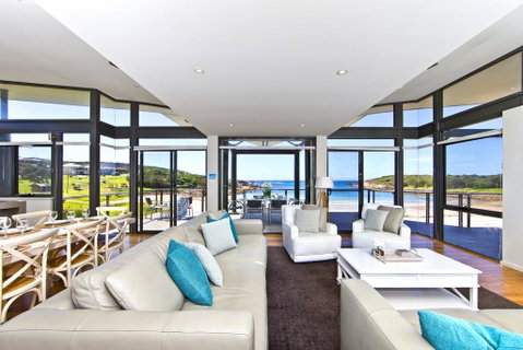 Sails On The Beachfront - Exclusive Seaside Home - E Caravan Parks 3