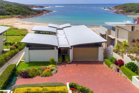 Sails On The Beachfront - Exclusive Seaside Home - E Caravan Parks 0