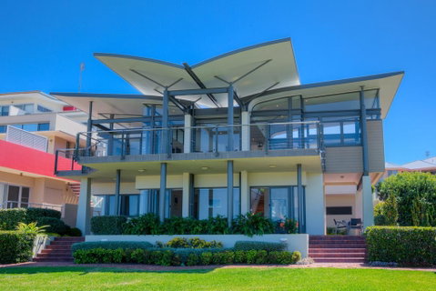 Sails On The Beachfront - Exclusive Seaside Home - E Caravan Parks 1