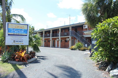 Sarina Beach Motel - E Caravan Parks 2