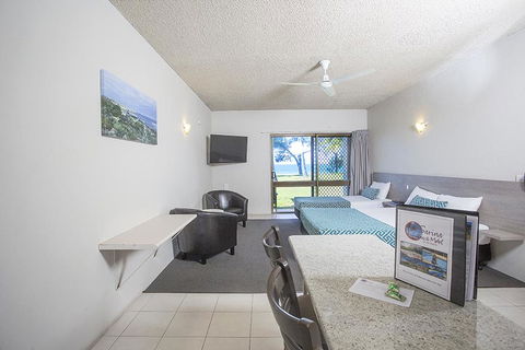 Sarina Beach Motel - E Caravan Parks 3
