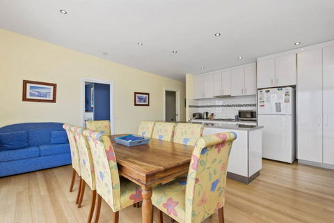 SEA SPECTACULAR - Seconds From The Beach! - E Caravan Parks 3