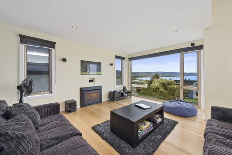 SEA SPECTACULAR - Seconds From The Beach! - E Caravan Parks 2