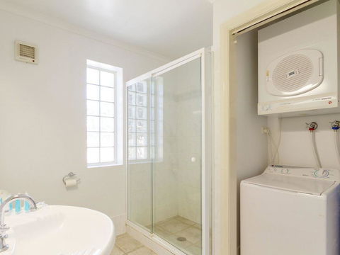 Seachange Apartment 1 - E Caravan Parks 2