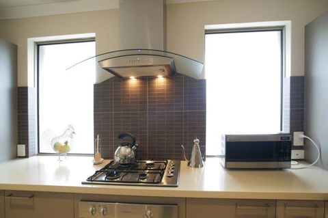 Seal 4 Bedroom House By Shoalwater Executive Homes - E Caravan Parks 3