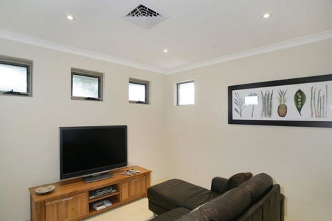 Seal 4 Bedroom House By Shoalwater Executive Homes - E Caravan Parks 2