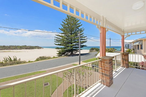 SEASCAPE - An Enticing Lakeside Escape - E Caravan Parks 0