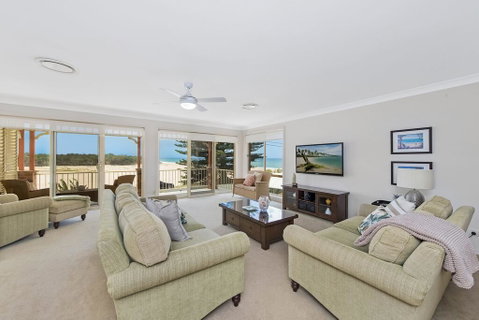 SEASCAPE - An Enticing Lakeside Escape - E Caravan Parks 1