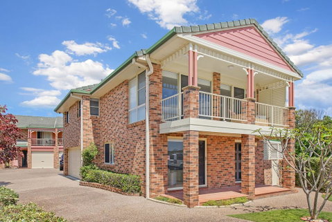 SEASCAPE - An Enticing Lakeside Escape - E Caravan Parks 3