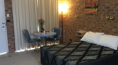 Settlement Motor Inn - E Caravan Parks 0