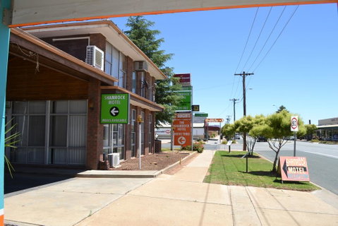 Shamrock Hotel Motel Balranald - E Caravan Parks 0