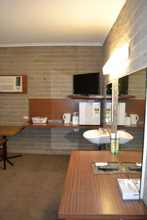 Shamrock Hotel Motel Balranald - E Caravan Parks 1