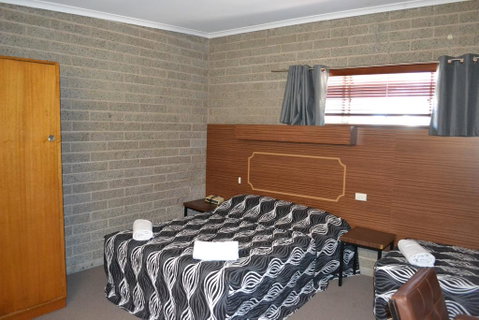 Shamrock Hotel Motel Balranald - E Caravan Parks 2