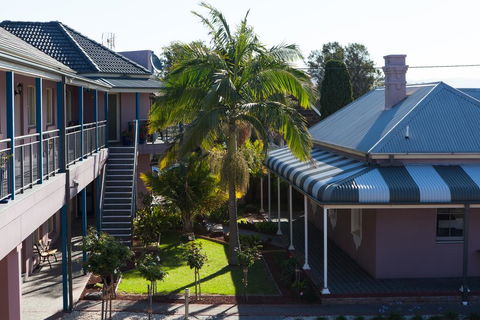 Shellharbour Village Motel - E Caravan Parks 0