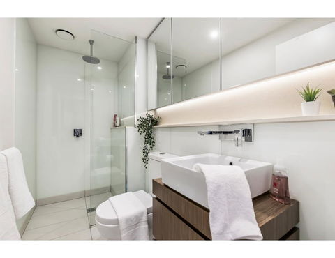 Shop Til You Drop At Sleek Unit In Hip Area - E Caravan Parks 3