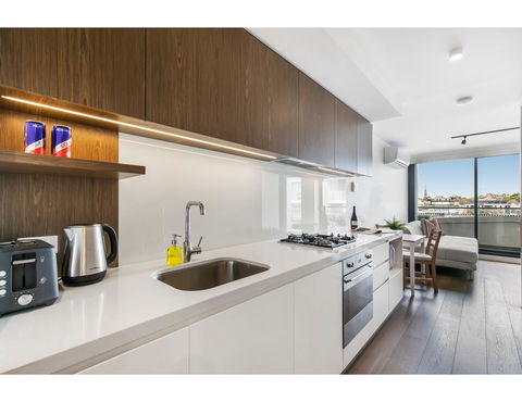 Shop Til You Drop At Sleek Unit In Hip Area - E Caravan Parks 2