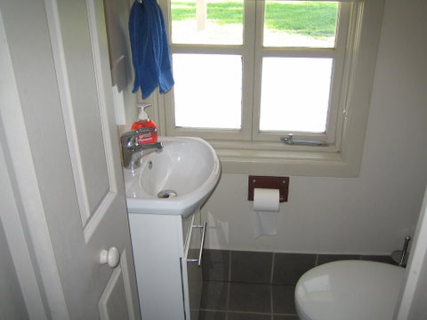 Showgrounds Cottage Naracoorte - E Caravan Parks 2