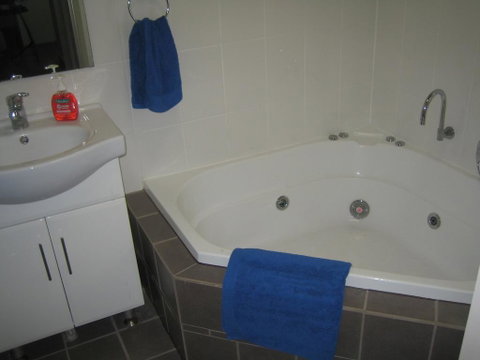 Showgrounds Cottage Naracoorte - E Caravan Parks 3