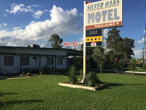 Silver Oaks Motel - E Caravan Parks 2