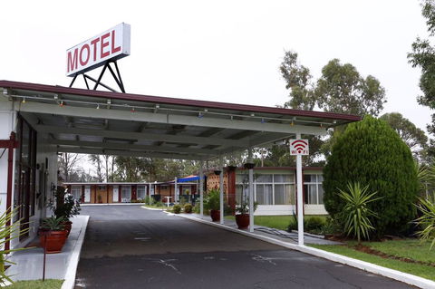 Silver Oaks Motel - E Caravan Parks 1