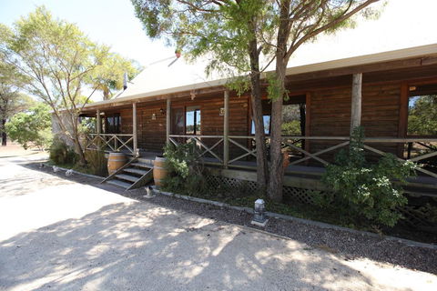 Silverpoint Accommodation - E Caravan Parks 1