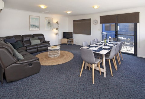 Silvertrees 5 - E Caravan Parks 0