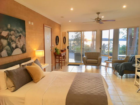 SilverWaters Waterfront Accommodation - E Caravan Parks 1