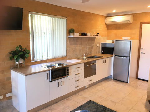 SilverWaters Waterfront Accommodation - E Caravan Parks 2