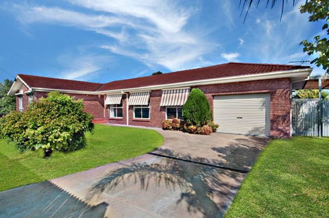 Skip, Shop, Splash - E Caravan Parks 0