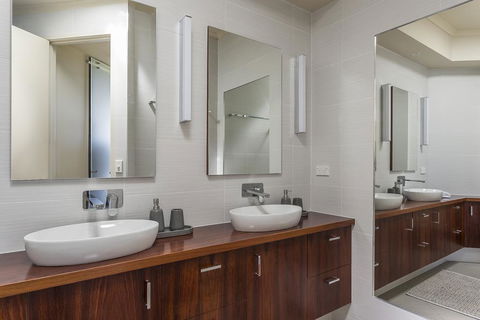 Sophisticated Contemporary Coastal Living With Sweeping Views In Cape Schanck - E Caravan Parks 3
