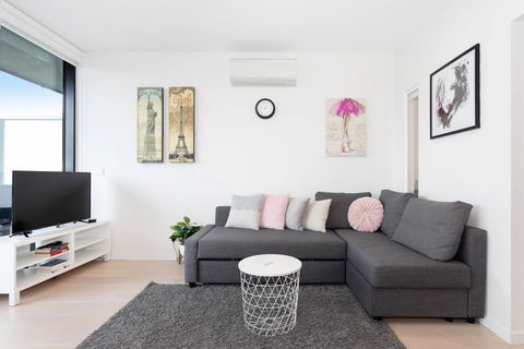South Yarra City View Apartment With Car Park, Amazon Alexa, Spotify, Netflix, And WiFi - E Caravan Parks 2