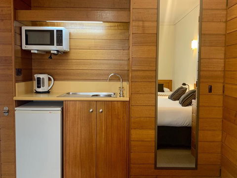 Sovereign Park Motor Inn - E Caravan Parks 2