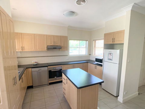Spacious 2 Bed, 2 Bath Villa - Central Location - Quiet - E Caravan Parks 1